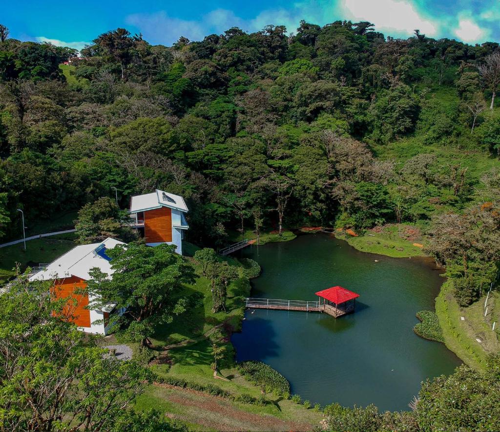 Burbi Lake Lodge Monteverde